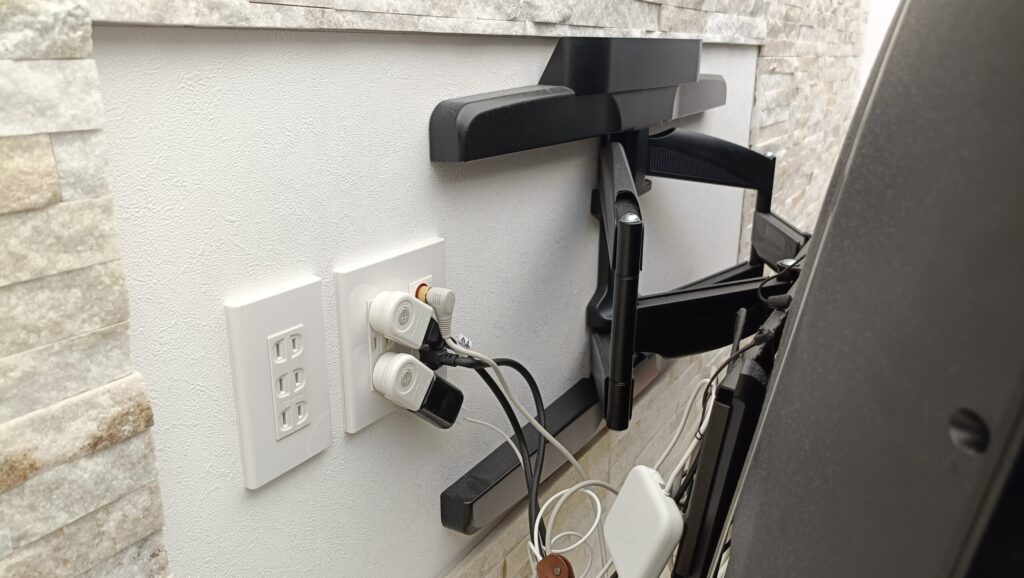 一条工務店グランスマートのリビングに設置した壁掛けテレビの裏側。バンピーウォールに合わせて壁内補強を行い、配線やコンセントを隠してすっきりと仕上げている。