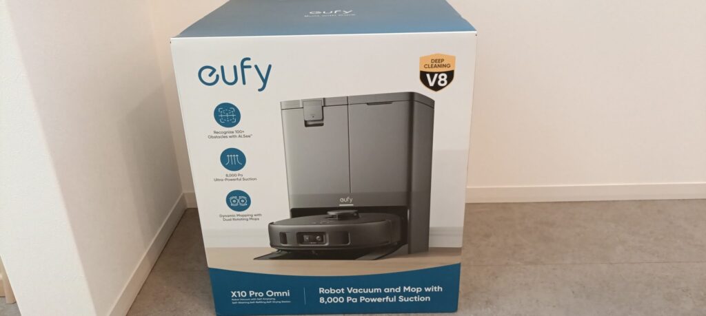 Eufy X10 Pro Omniの外箱。大きめのパッケージに本体とステーションの写真がプリントされている。
